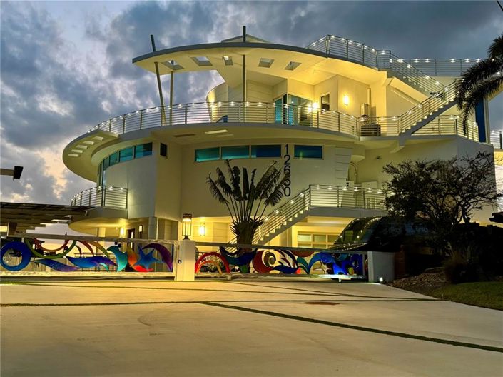 Image No.9-5 Bed Property for sale