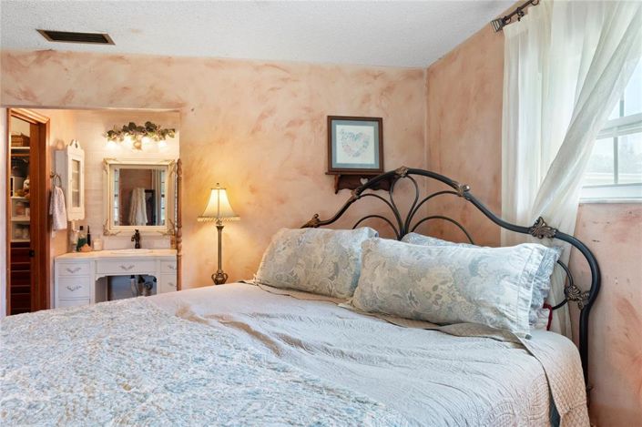 Image No.15-4 Bed Property for sale