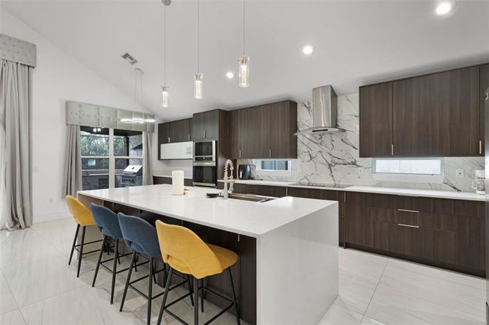 Image No.7-4 Bed Property for sale