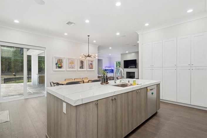 Image No.10-5 Bed Property for sale