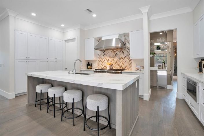 Image No.11-5 Bed Property for sale