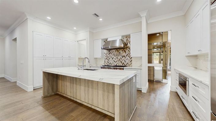 Image No.11-5 Bed Property for sale