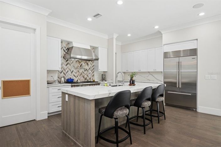 Image No.12-5 Bed Property for sale