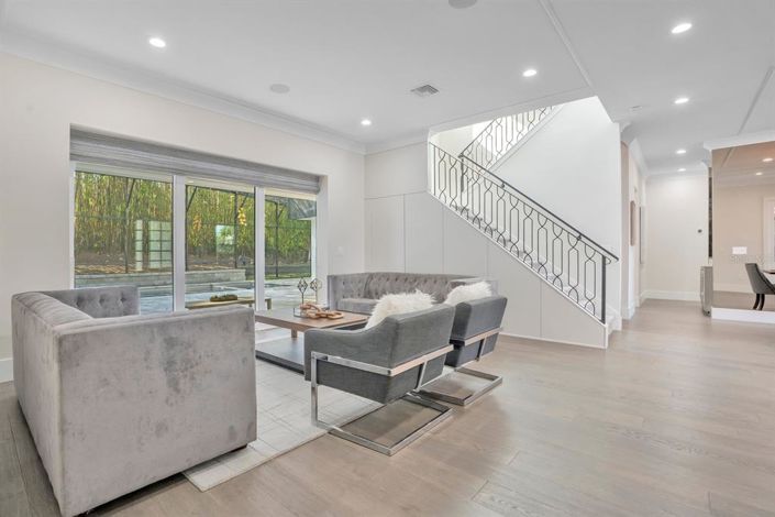 Image No.14-5 Bed Property for sale