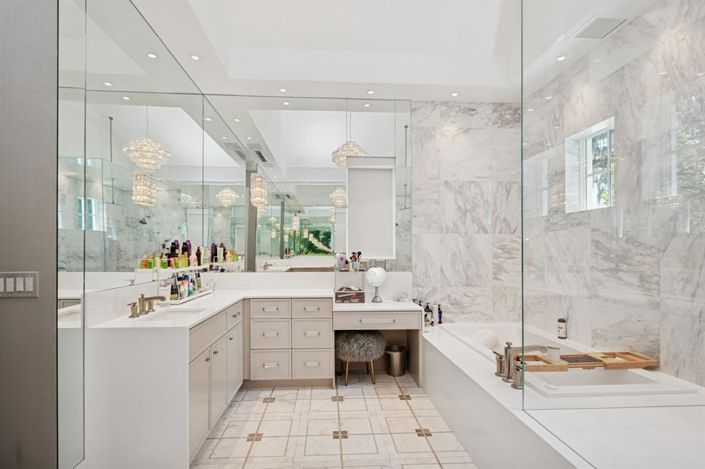 Image No.17-5 Bed Property for sale