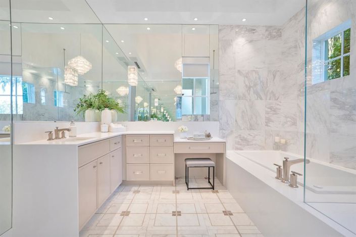 Image No.28-5 Bed Property for sale