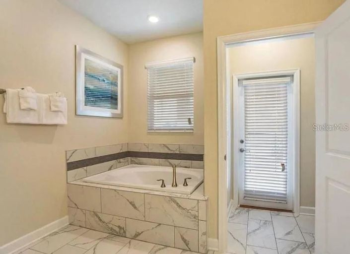 Image No.15-8 Bed Property for sale