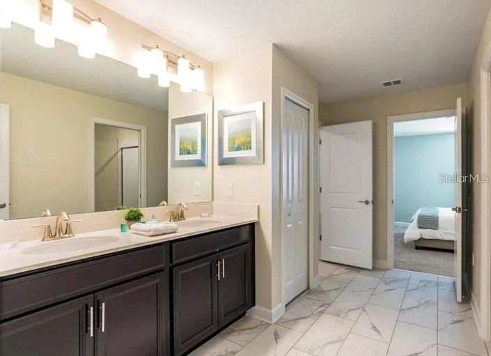 Image No.17-8 Bed Property for sale