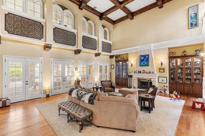 Image No.10-5 Bed Property for sale