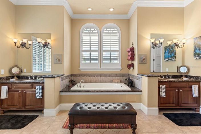 Image No.44-5 Bed Property for sale