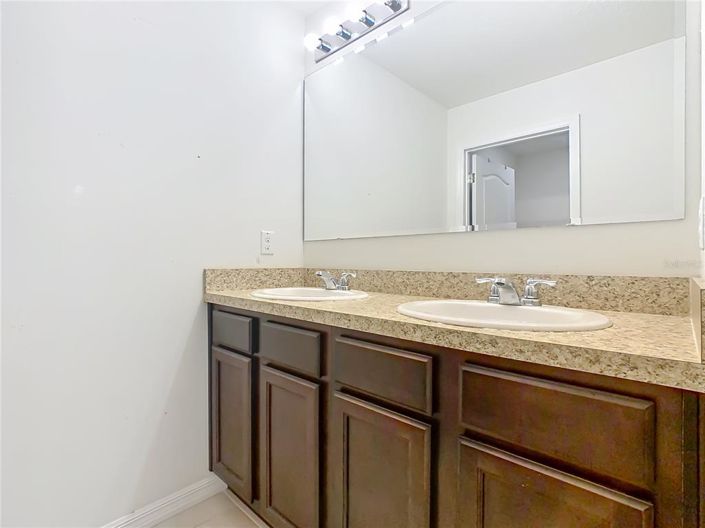 Image No.32-5 Bed Property for sale