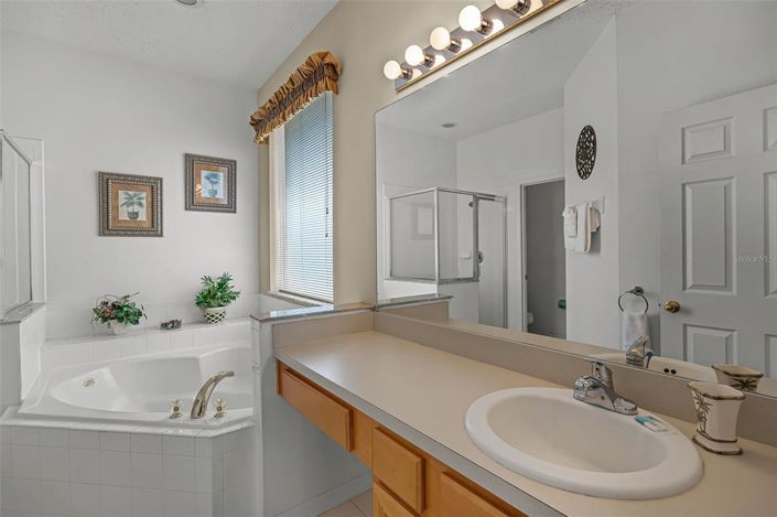 Image No.24-6 Bed Property for sale