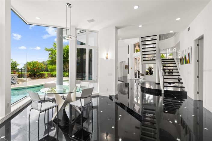 Image No.10-5 Bed Property for sale