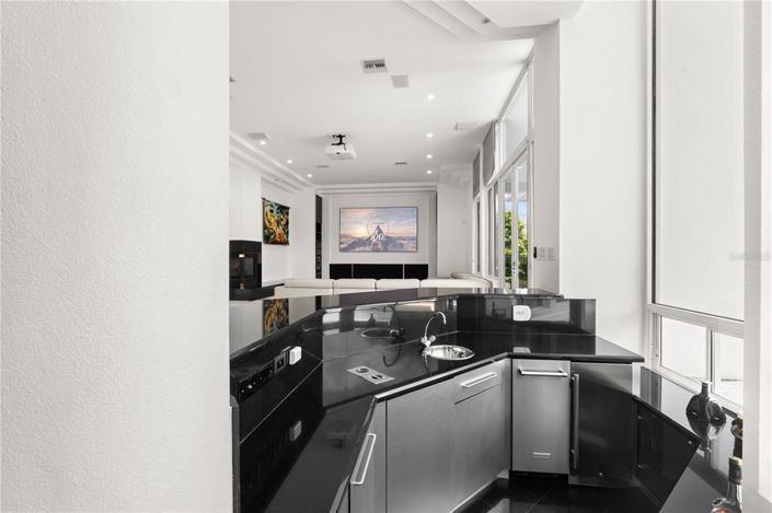 Image No.15-5 Bed Property for sale