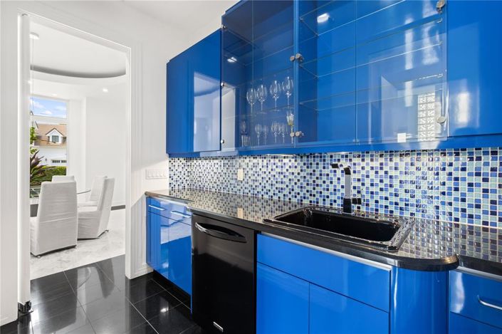 Image No.19-5 Bed Property for sale