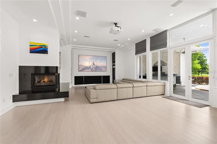 Image No.23-5 Bed Property for sale