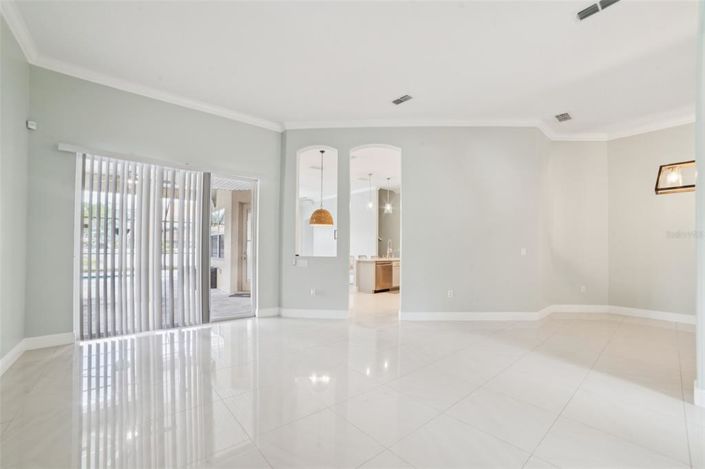 Image No.9-5 Bed Property for sale