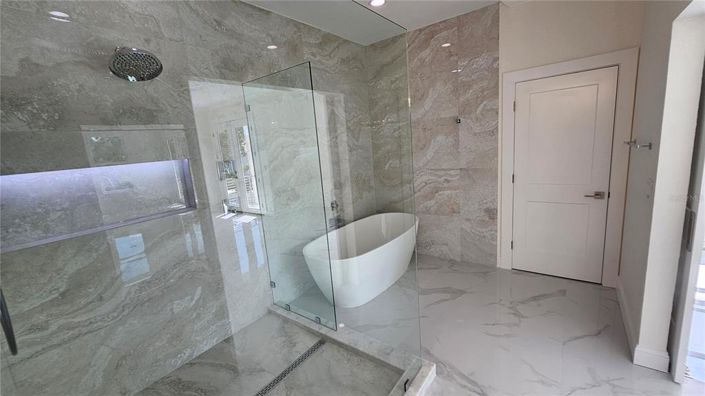 Image No.18-6 Bed Property for sale