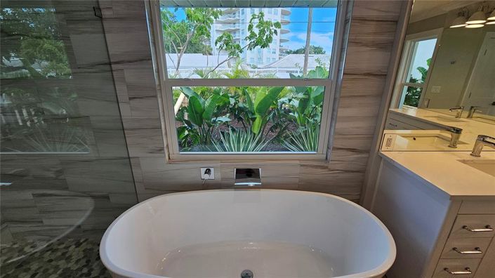 Image No.23-6 Bed Property for sale