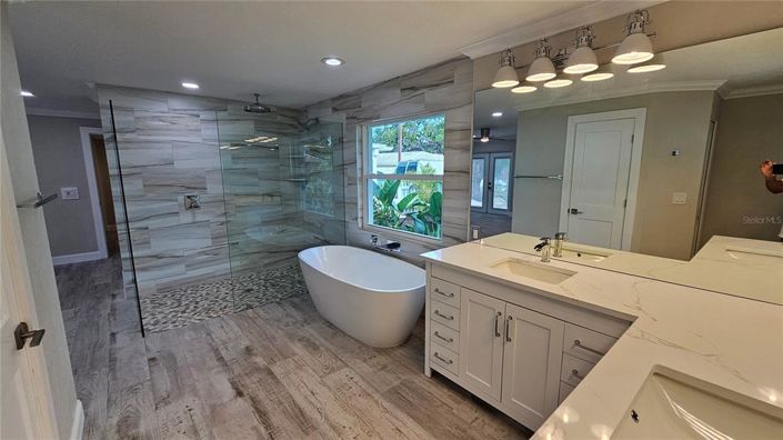 Image No.24-6 Bed Property for sale