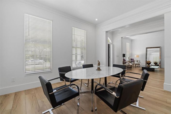 Image No.10-6 Bed Property for sale