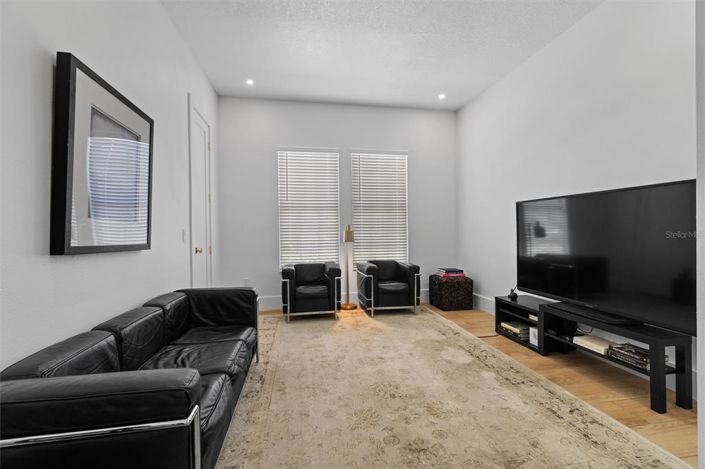 Image No.12-6 Bed Property for sale