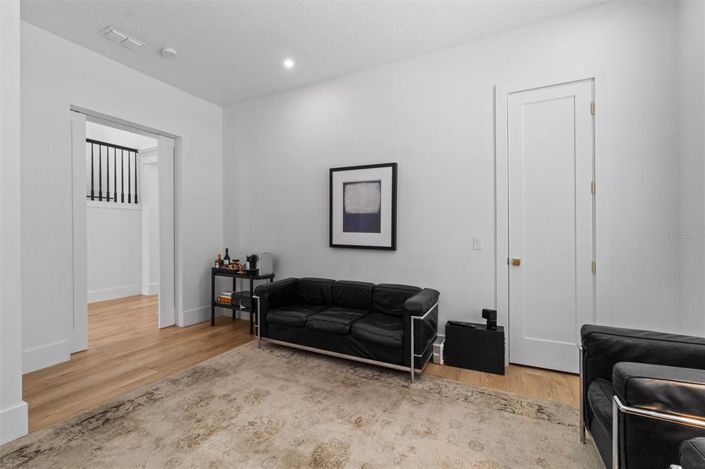 Image No.13-6 Bed Property for sale