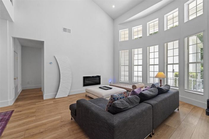 Image No.16-6 Bed Property for sale