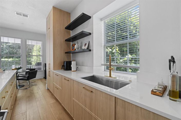 Image No.23-6 Bed Property for sale