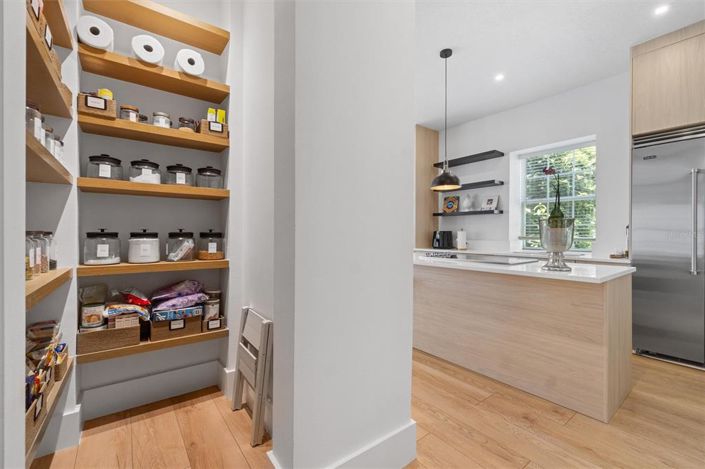 Image No.27-6 Bed Property for sale