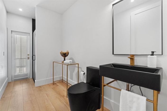 Image No.31-6 Bed Property for sale