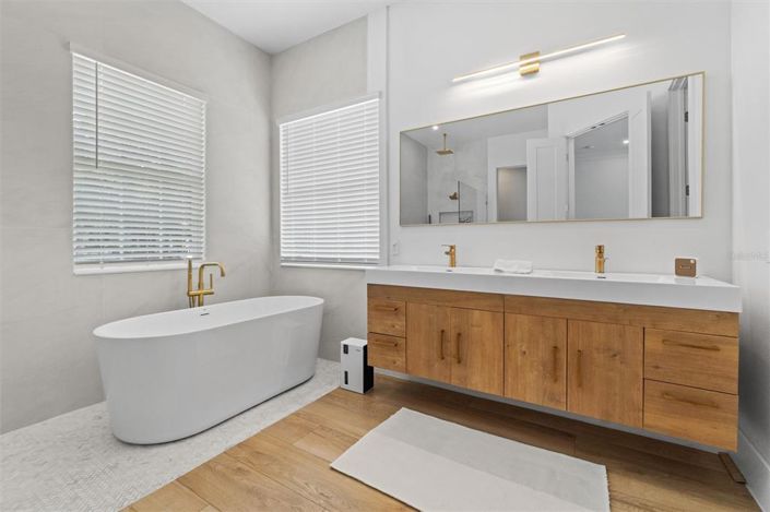 Image No.35-6 Bed Property for sale