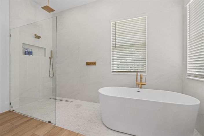 Image No.36-6 Bed Property for sale