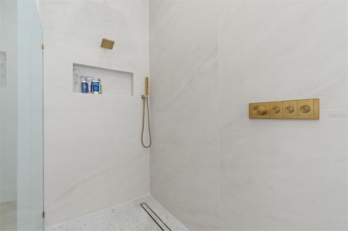 Image No.38-6 Bed Property for sale