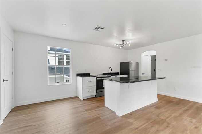 Image No.57-6 Bed Property for sale