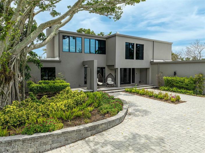 Image No.1-4 Bed Property for sale
