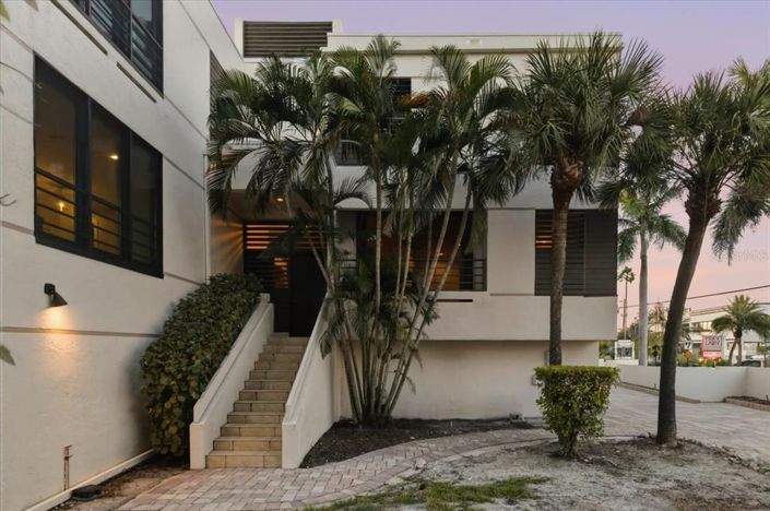 Image No.2-4 Bed Property for sale