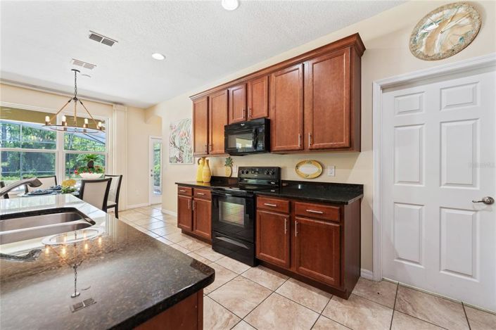 Image No.7-5 Bed Property for sale