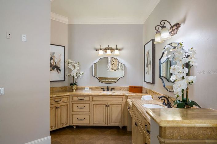 Image No.24-5 Bed Property for sale