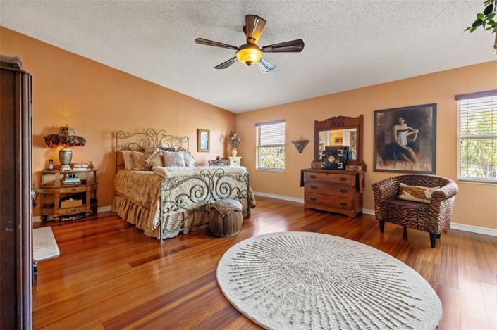 Image No.13-2 Bed Townhouse for sale