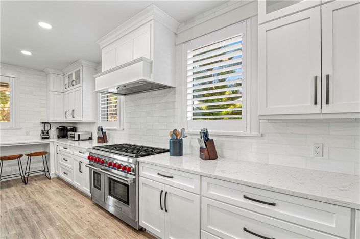 Image No.10-7 Bed Property for sale