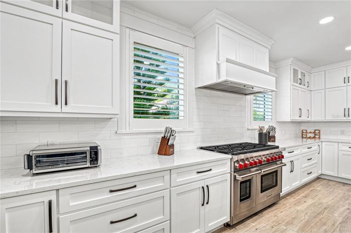 Image No.11-7 Bed Property for sale