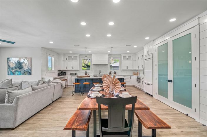 Image No.12-7 Bed Property for sale