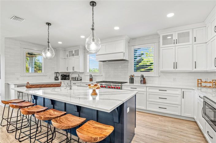 Image No.6-7 Bed Property for sale