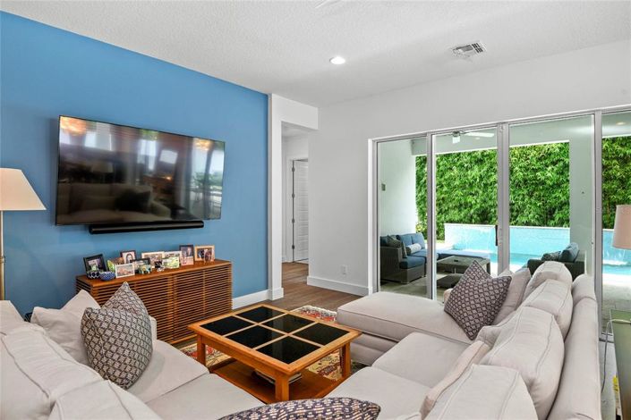 Image No.6-5 Bed Property for sale