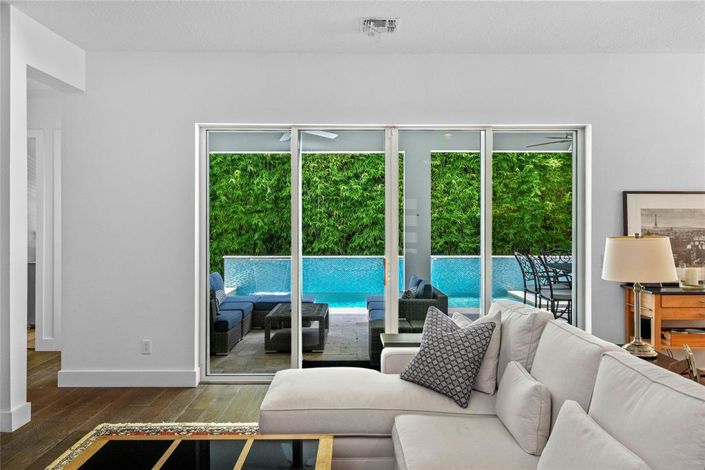 Image No.9-5 Bed Property for sale