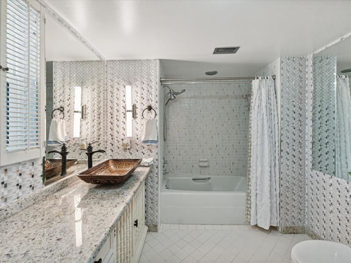 Image No.10-2 Bed Property for sale