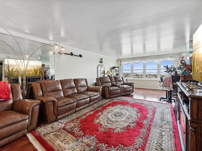 Image No.12-2 Bed Property for sale