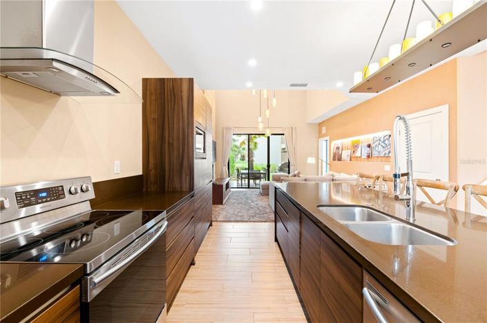 Image No.11-4 Bed Townhouse for sale