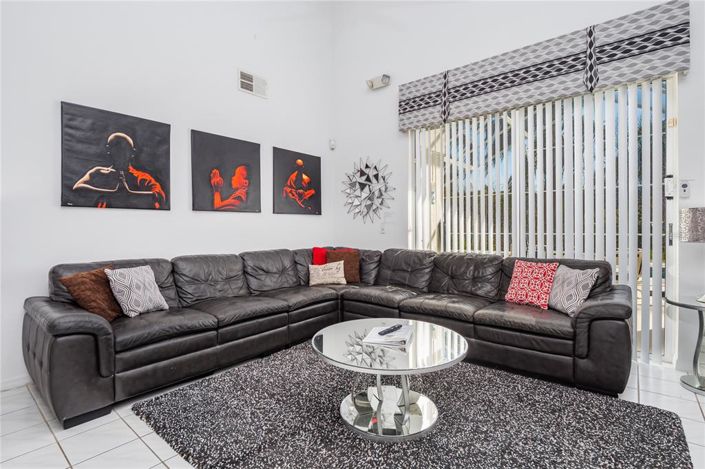 Image No.4-6 Bed Property for sale